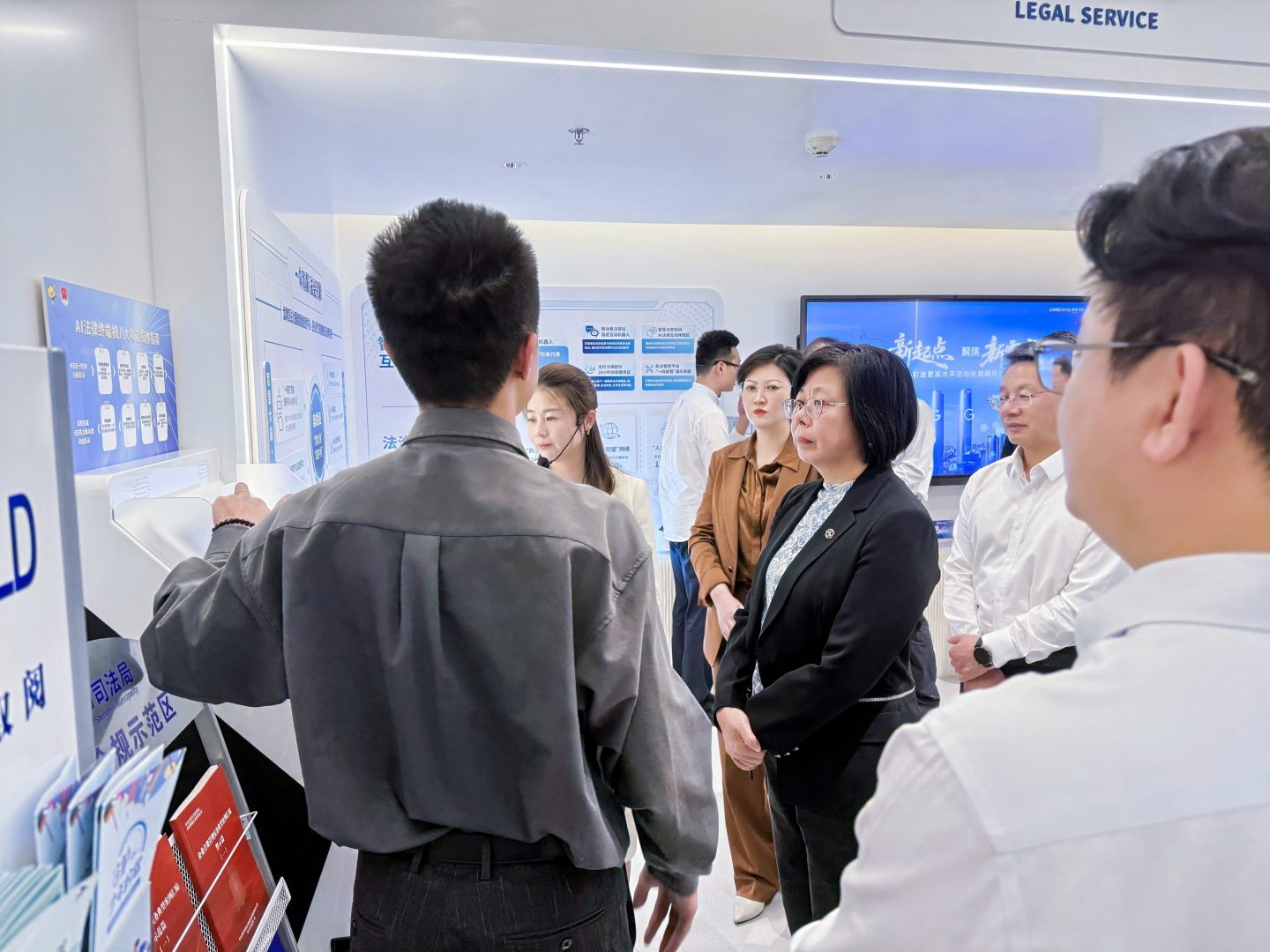 法大夫深圳市司法局局长莅临龙岗政务中心调研，关注法大夫AI法律智能体落地成效